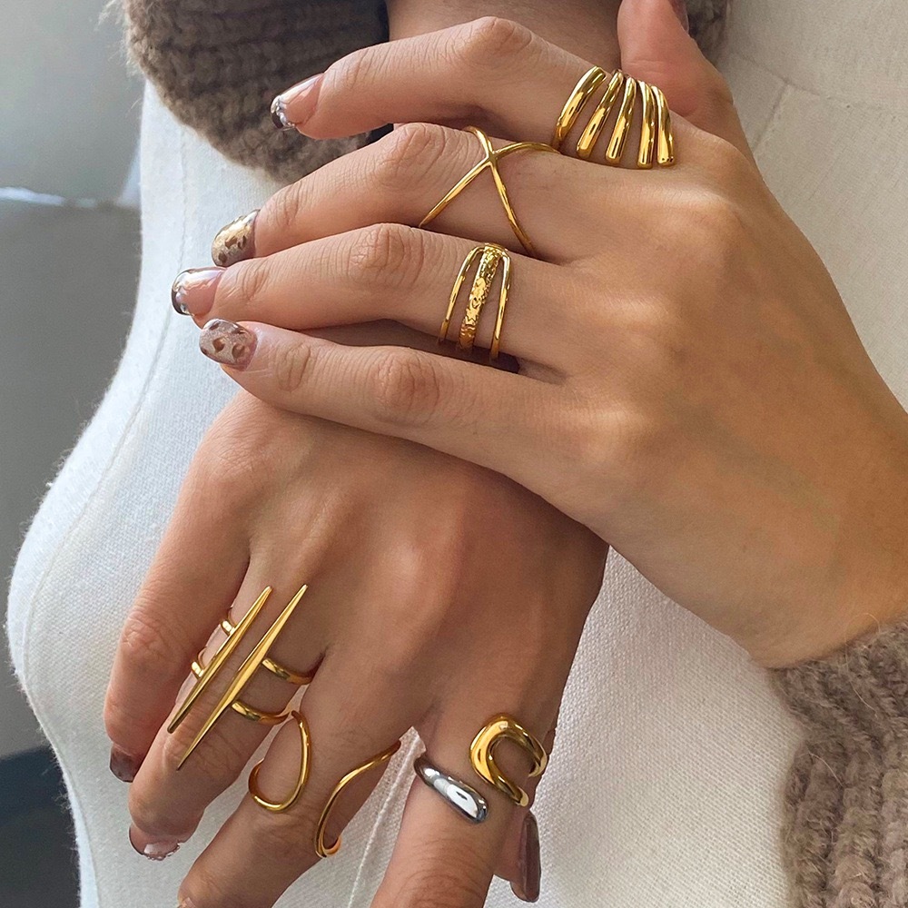 Novo anel de moda em aço inoxidável 18K estilo europeu, design aberto, tamanho ajustável, elegante e simples em Oferta na Shopee