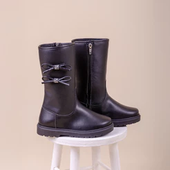 Bota Infantil Preta com Laços Laterais Estilo clássico e delicado para os dias frios com conforto