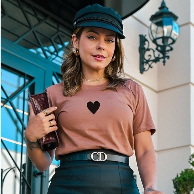 Camiseta Feminina Marrom Claro Coração em Algodão Confortável com Estampa Delicada e Estilosa