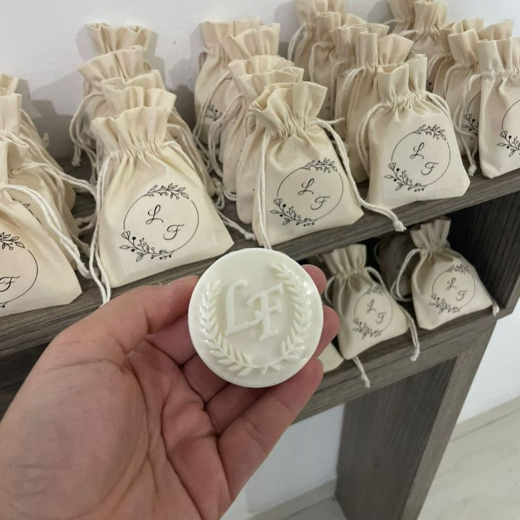 Sabonete Brasão 2 Letras Personalizado • Lembrancinha Saquinho Algodão Cru