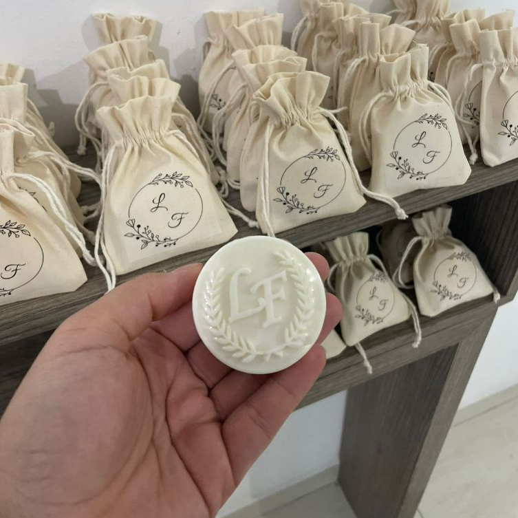 Sabonete Brasão 2 Letras Personalizado • Lembrancinha Saquinho Algodão Cru