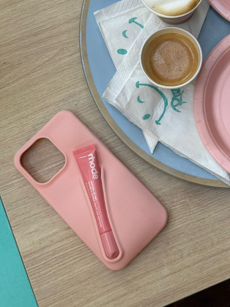 Capa Capinha Porta-Gloss p/ iPhone + Brilho Labial Incluso | Tendência Estilo Viral TikTok - detalhe