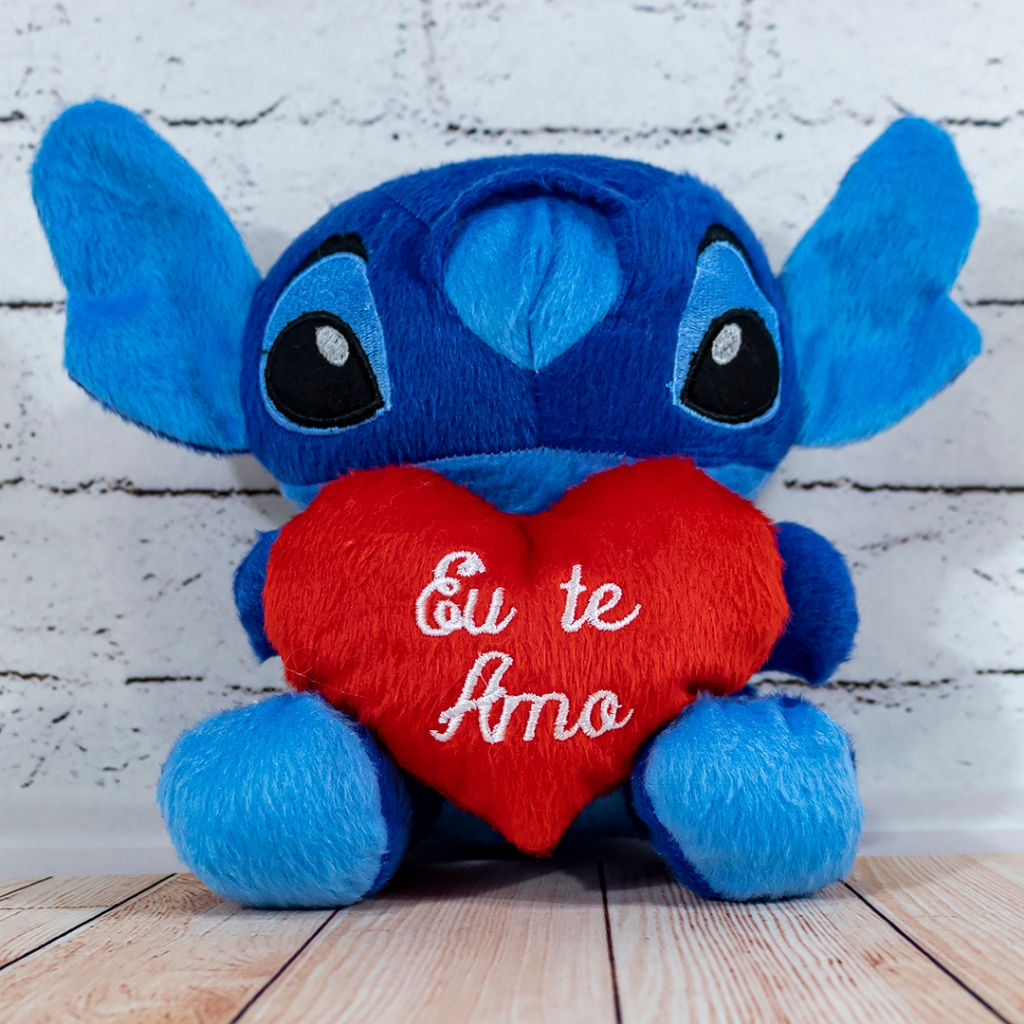 Stitch segurando um coração escrito Eu te amo de Pelúcia em Oferta na Shopee