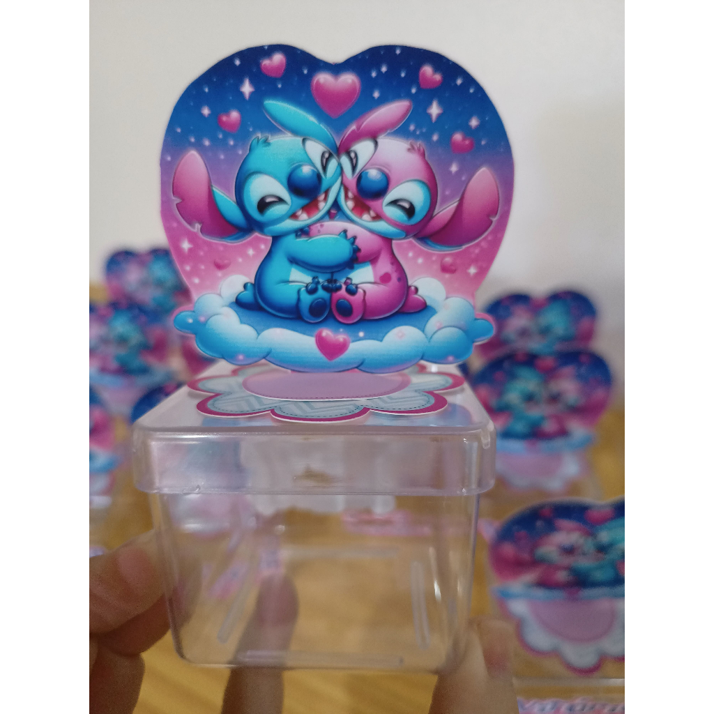 caixa acrilica quadrada 5x5 personalizada com tag personagem e tag com nome qualquer tema