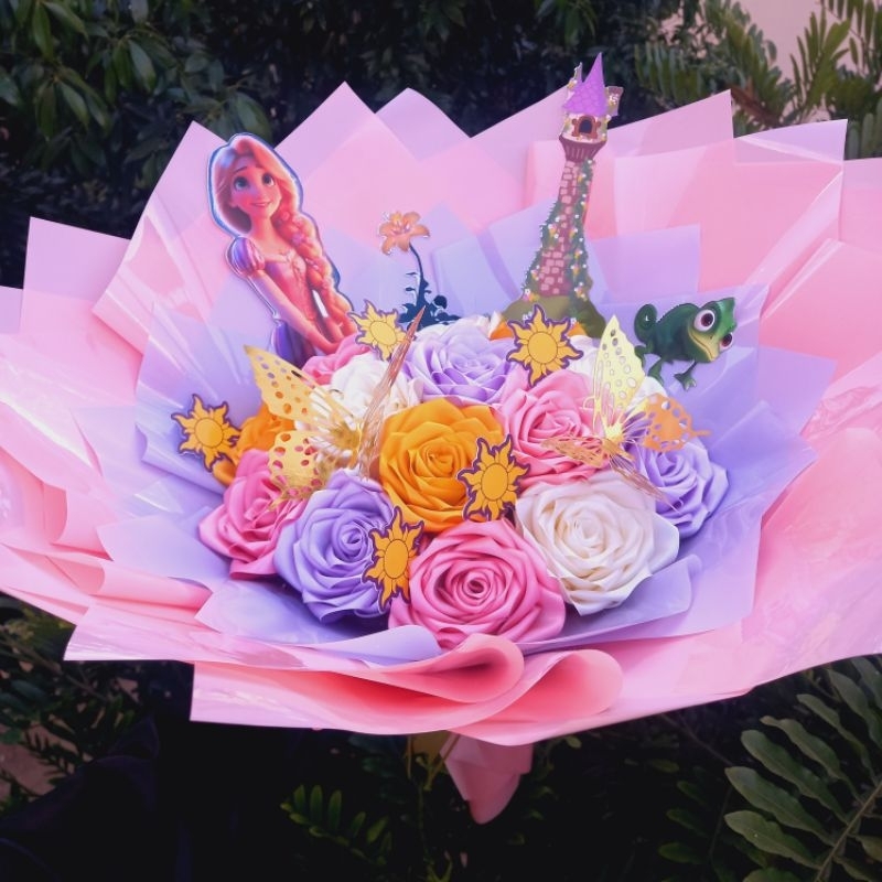 Buquê Rapunzel de cetim | Buquê Enrolados - ESCOLHA A PERSONAGEM em Oferta na Shopee