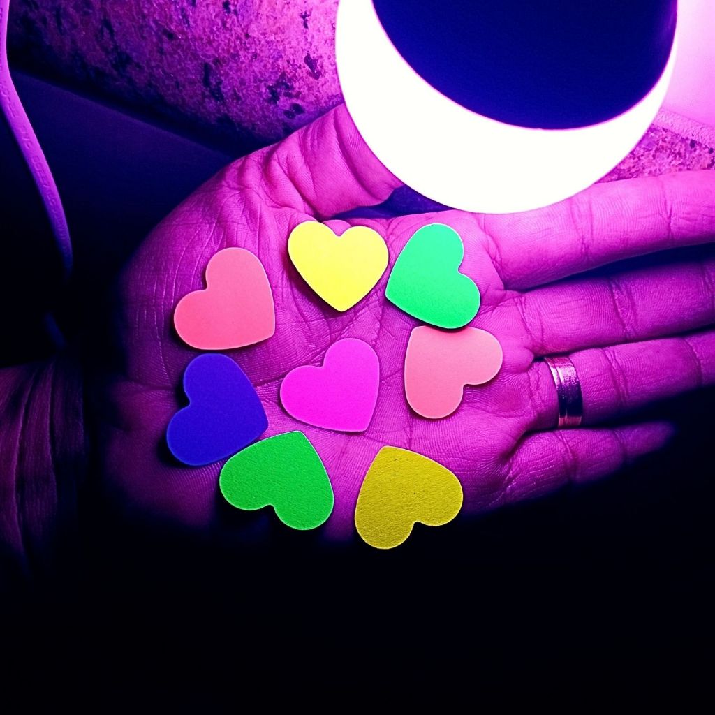 ATÉ 200 CORAÇÕES NEON FLUORESCENTE, BRILHAM NA LUZ NEGRA PARA FESTA NEON, TOPPER DE DOCINHOS OU BOLO