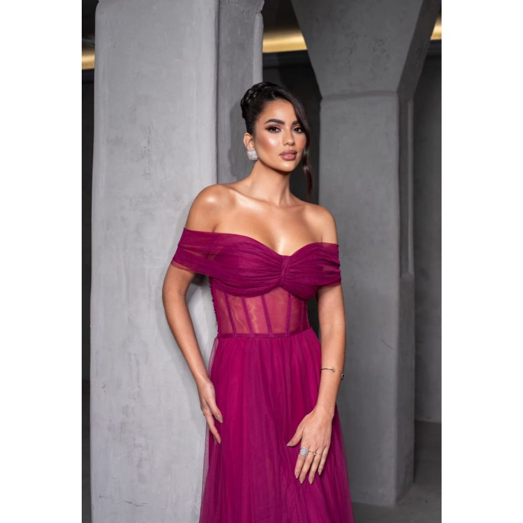 Vestido Keila todo em tule liso sem brilho, corpete ombro a ombro lindo para Madrinhas de casamento