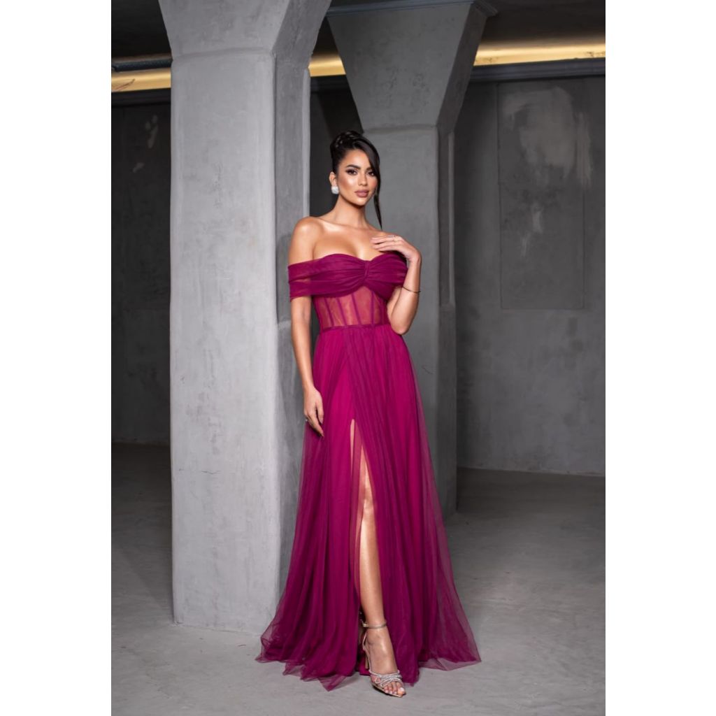 Vestido Keila todo em Tule Liso sem brilho, de corpete bem fluido, super elegante para Madrinhas de casamento