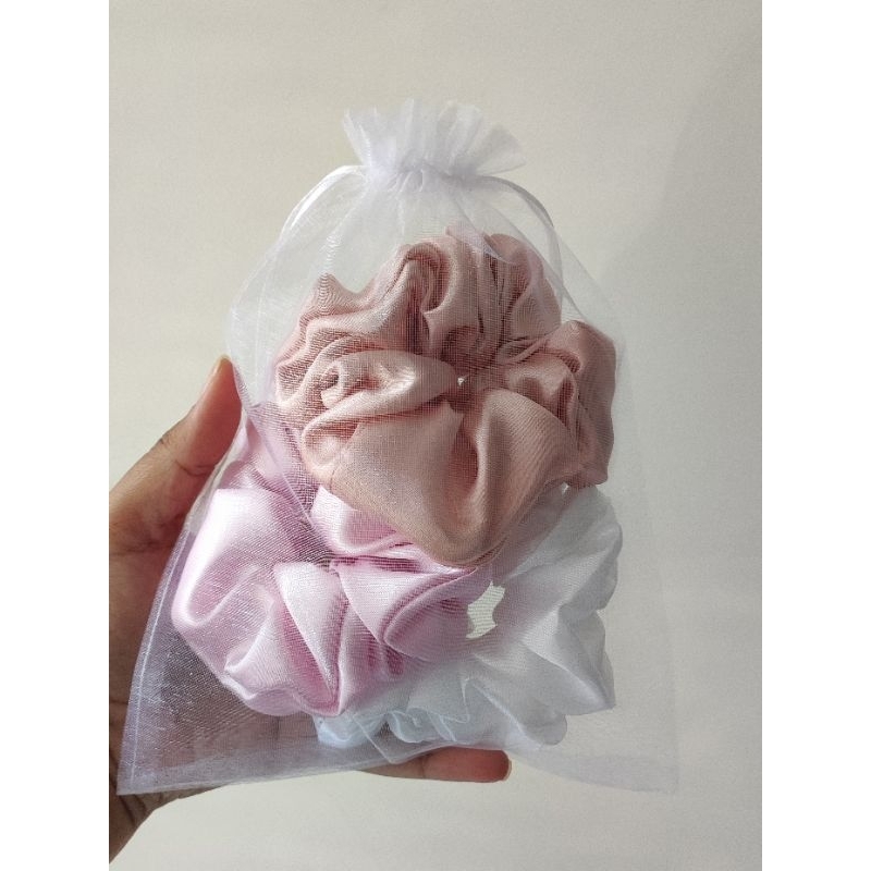 kit com 3 scrunchies / xuxinha / amarrador de cabelo em tons de rosa no saquinho de organza