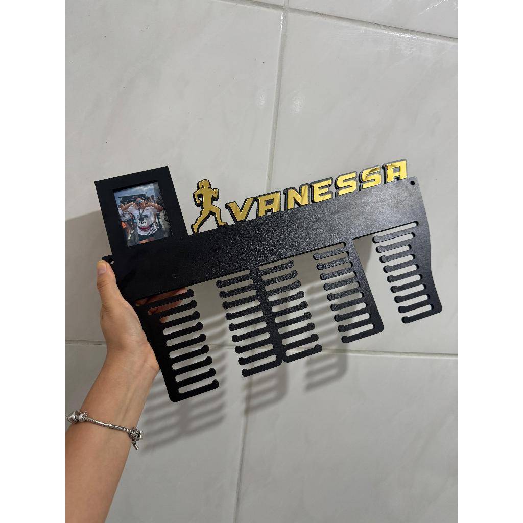 Porta Medalhas com Suporte para Foto MDF 6mm + Acrílico Brilhoso  40x24,5cm – Suporte Esportivo Decorativo