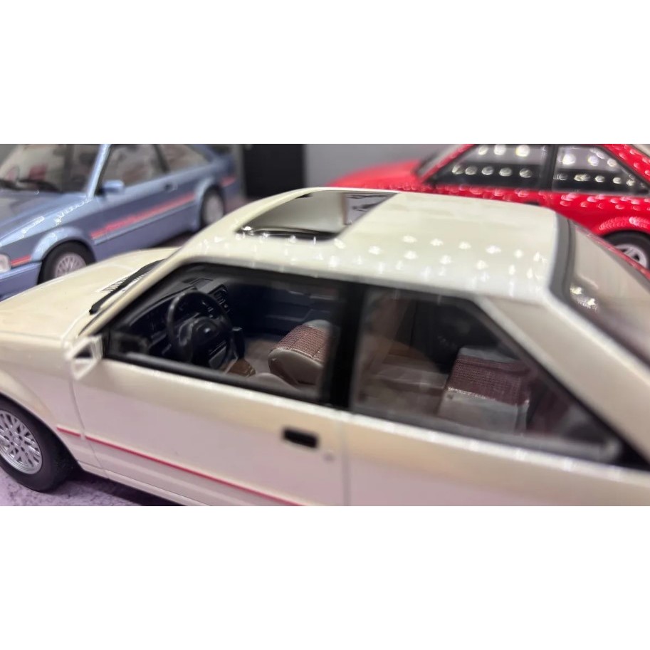 Miniatura 1/24 Ford Escort Xr3 2025 - California Classics
