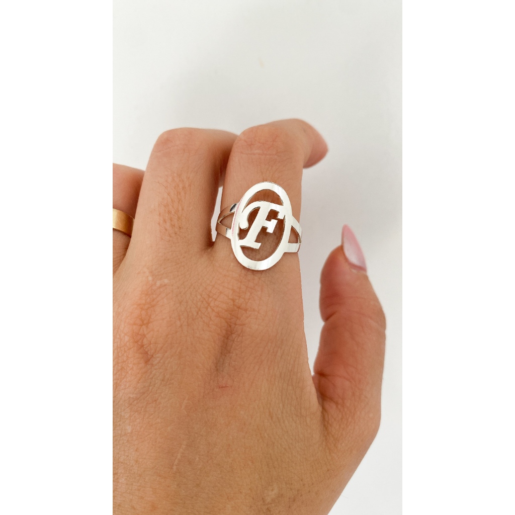 Anel Oval com Letra Personalizada em Prata 925
