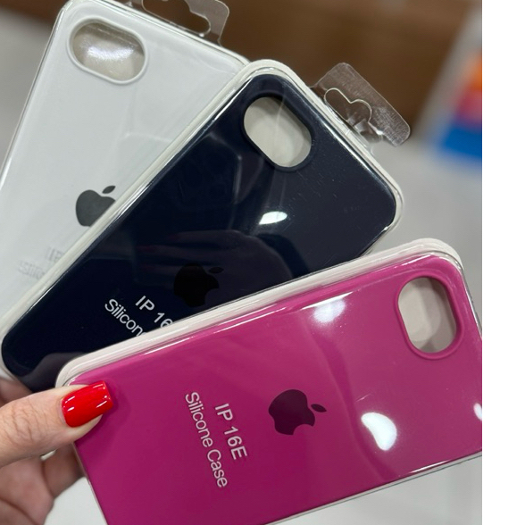 Lançamento! Capinha compativel com iPhone 16E/17E  Silicone Premium.Forrada por dentro e com a logo. em Oferta na Shopee