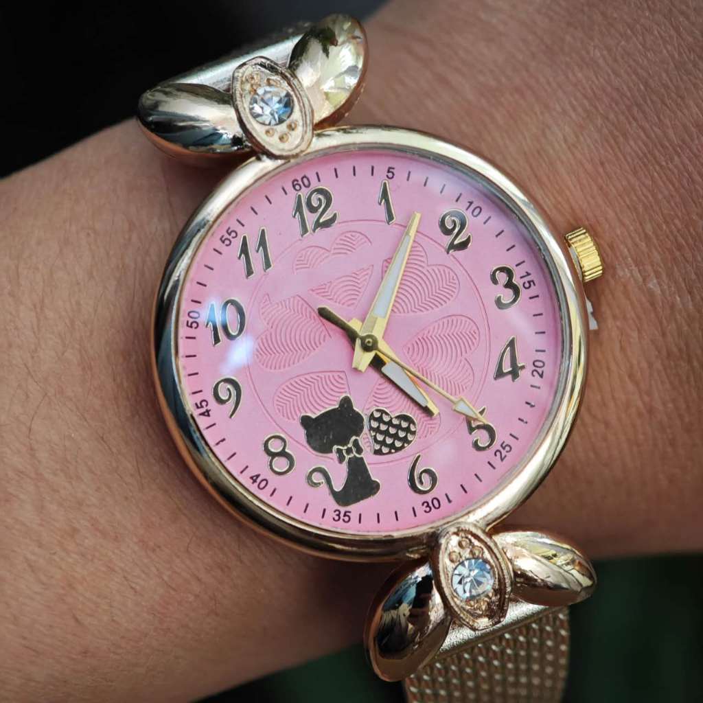 Relógio de quartzo feminino jovem com padrão de gato e pulseira de malha de plástico em Oferta na Shopee