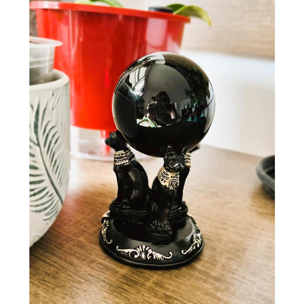 Gato egípcio porta esfera cristal com esfera obsidiana negra