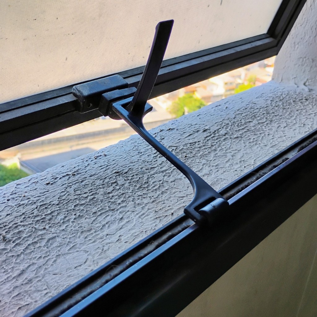 Trava Limitadora de Abertura Para Janela Basculante em Oferta na Shopee