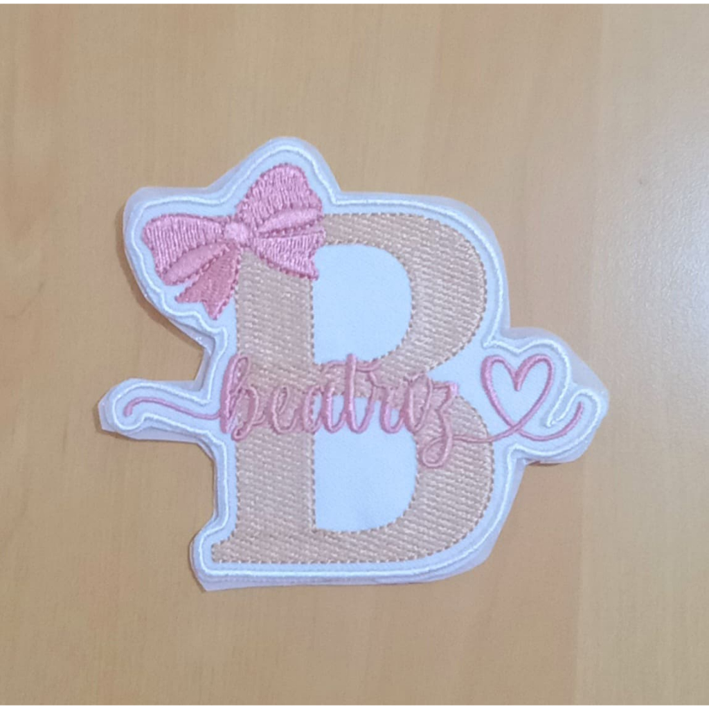01 PATCH BORDADO TERMOCOLANTE LETRA COM NOME E LAÇO em Oferta na Shopee