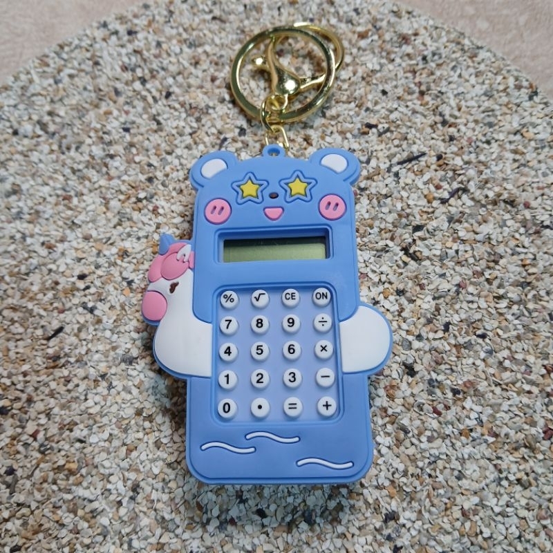 Chaveiro divertido com mini calculadora funcional na frente e joguinho interativo atrás!