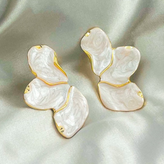 Brinco Meia Pétala Flor esmaltado em madrepérola folheado à ouro em Oferta na Shopee