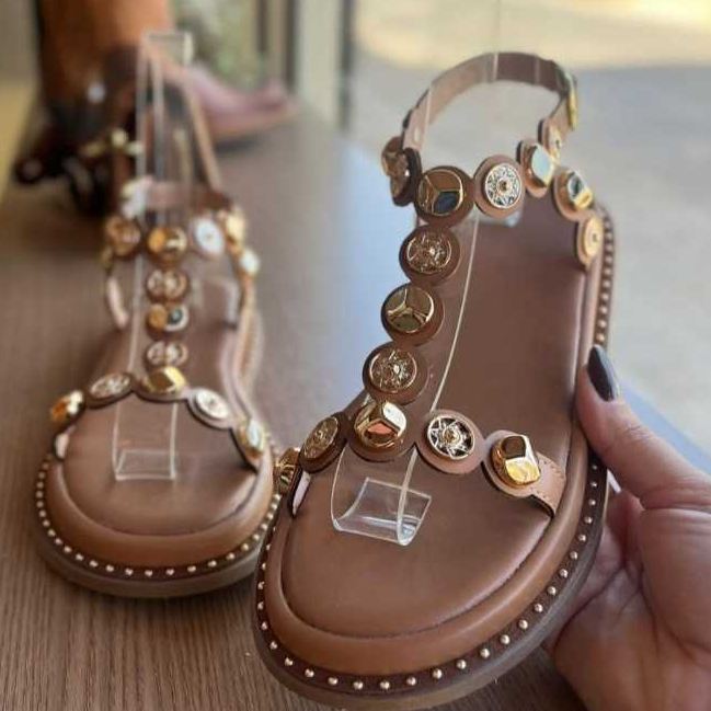 Sandália Feminina  Flatform com tachas Douradas.