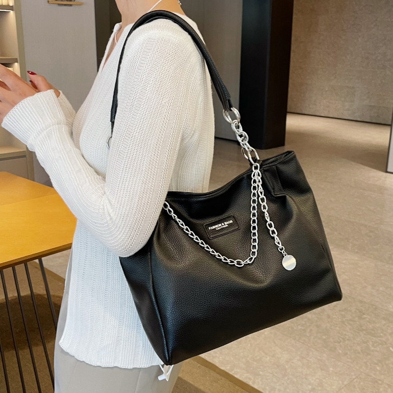 Bolsa de Ombro com Decoração de Corrente Cor Sólida Feminina Minimalista Leve de Grande Capacidade