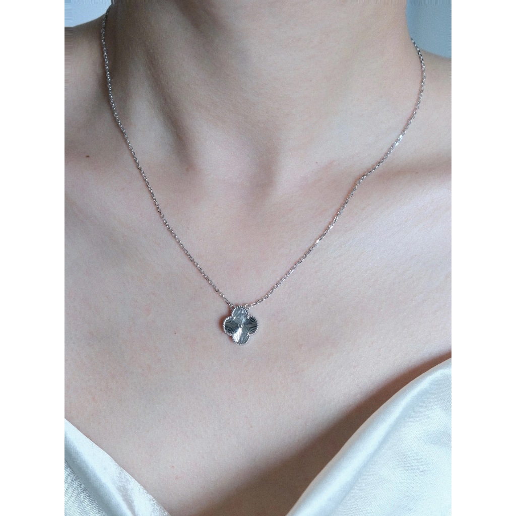 Colar de trevo, material de aço inoxidável de 45+5 cm, folheado de madrepérola, à prova d'água e de suor, não escurece em Oferta na Shopee