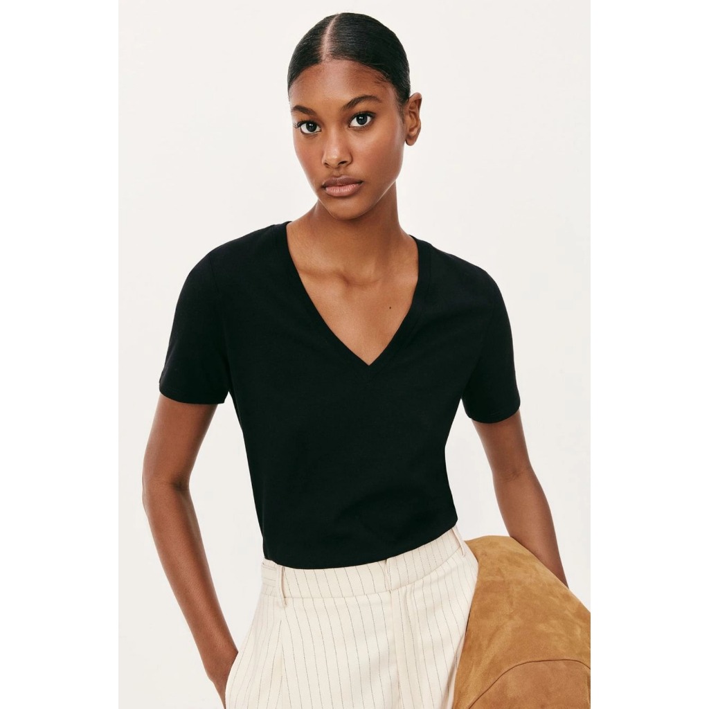 CAMISETA BÁSICA FEMININA EM ALGODÃO COM DECOTE V - HERING