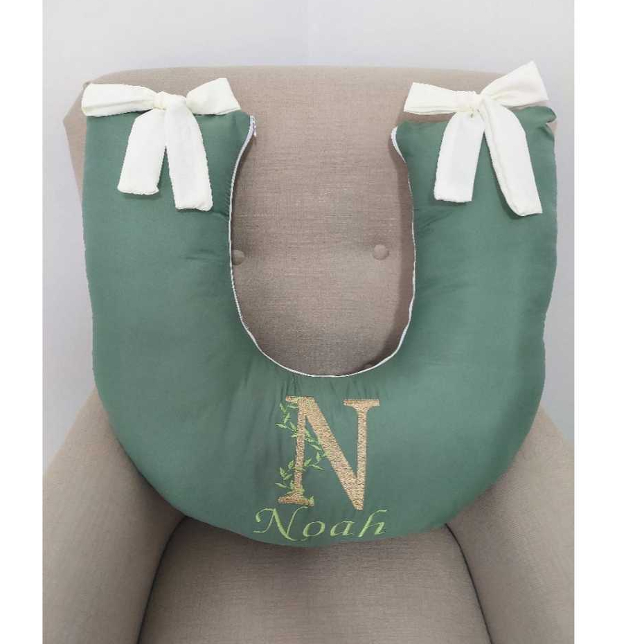 ALMOFADA AMAMENTAÇÃO PERSONALIZADA COM NOME DO SEU BEBÊ - PERCAL 200 FIOS VERDE MILITAR em Oferta na Shopee