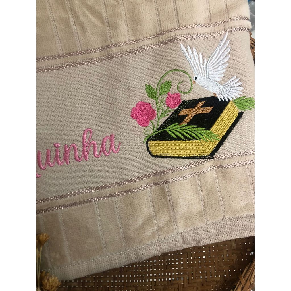 Toalha de mão bordada para presenter Moda Evangélica Bíblia e Espirío Santo com nome personalizado