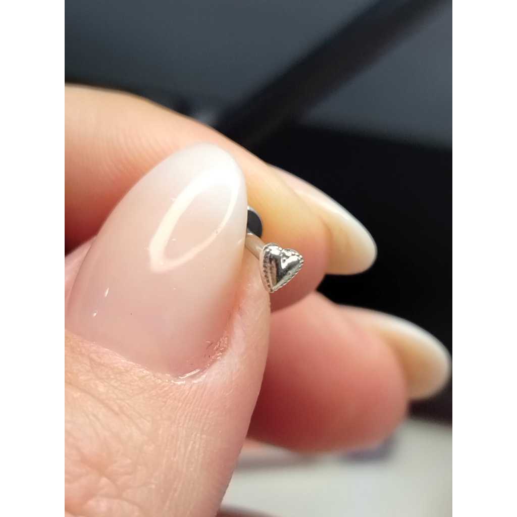 Piercing Labret Com o coração em prata e a haste em aço cirúrgico