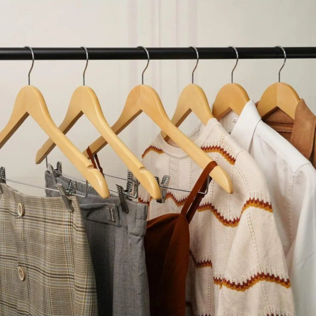 Cabide de Madeira com Presilhas e Gancho 360° para Elegância e Resistência para Roupas no Armário