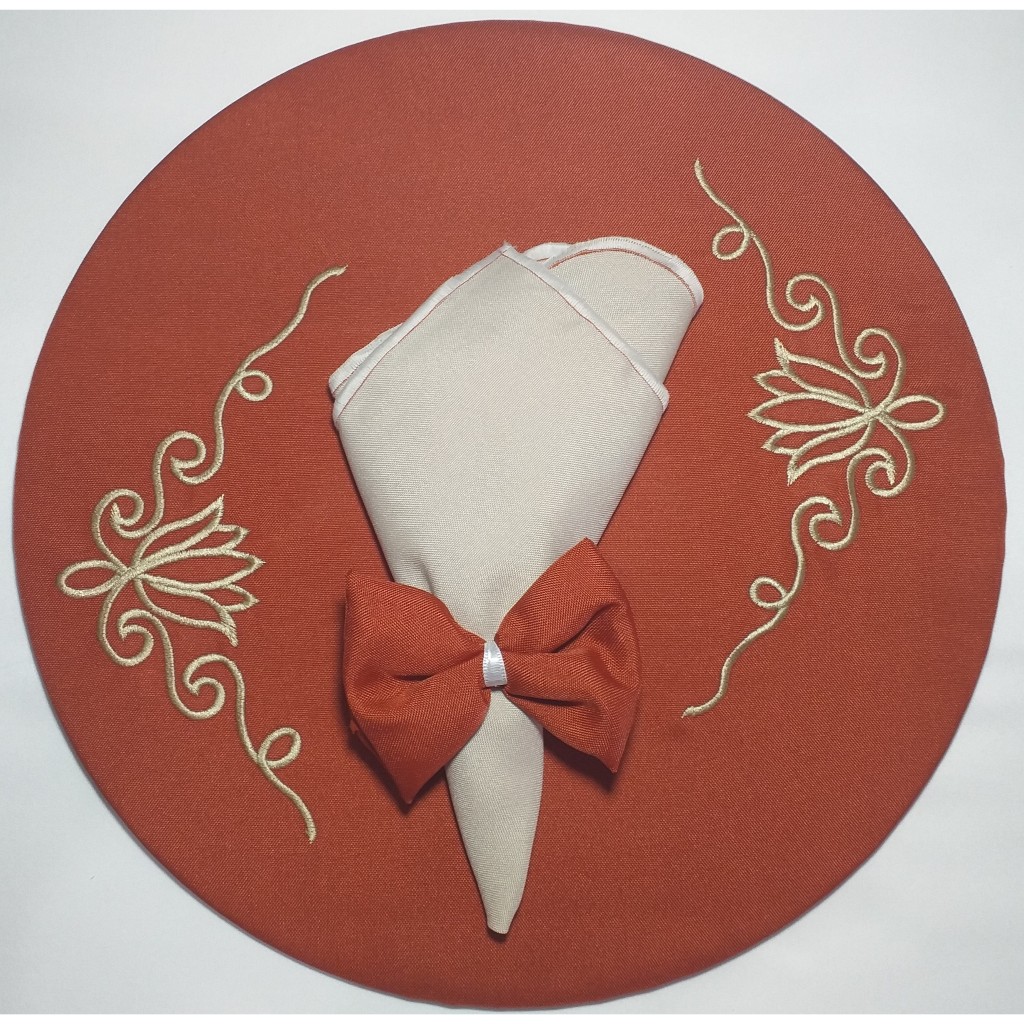 6 Capa De Sousplat bordado 35cm x 35cm + 6 Guardanapo 35cm x 35cm + 6 Laço artezanal - Sousplat em Oferta na Shopee