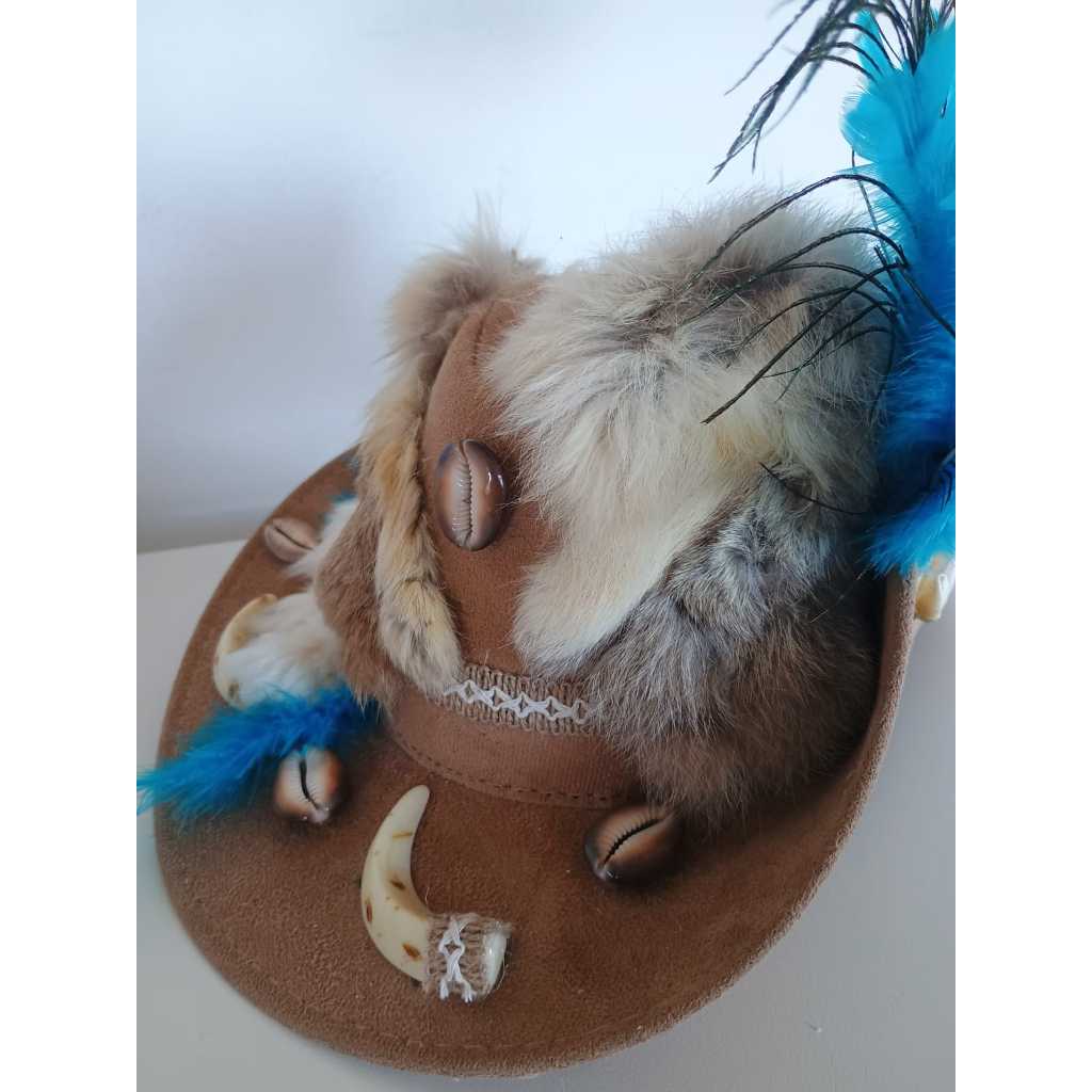 Chapéu de Oxóssi Odé Profissional Luxo Penas de Pavão e Búzios Reais - Adereço Festa de Umbanda Candomblé e Quimbanda Ax