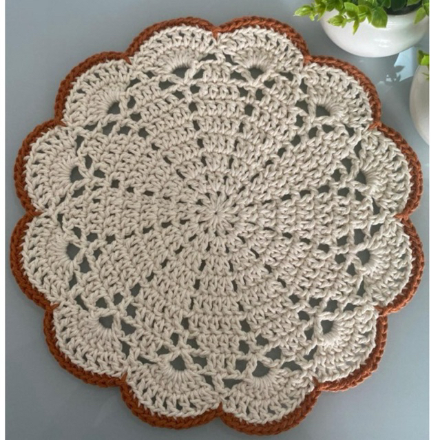 Toalhinha de crochê (29 cm), para mesa posta ou decoração de ambientes em Oferta na Shopee