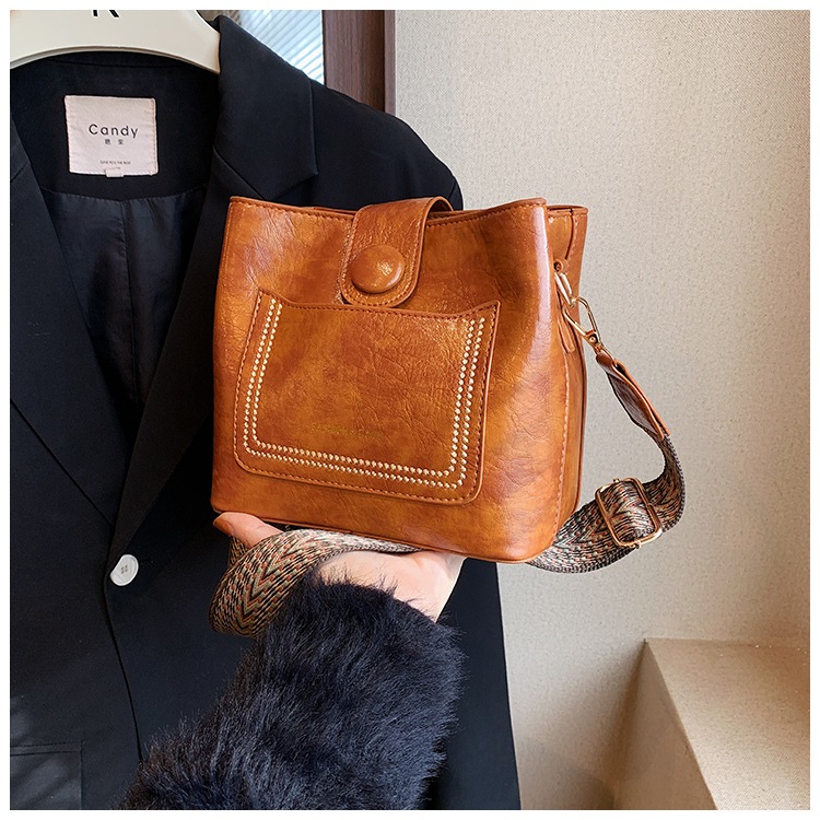 Bolsa de balde retrô de couro macio, elegante, leve, luxuosa, de alta qualidade, para mulheres em Oferta na Shopee
