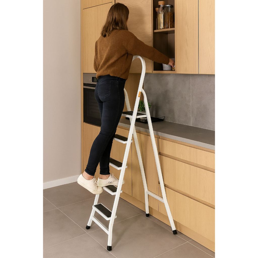 Escada 4 Degraus Dobrável Tipo Tesoura Em Aço Resistente C/ Degraus Antiderrapante Reforçada