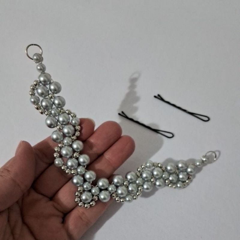 Porta Coque Lateral para Ballet e Ginástica – Pérolas com Strass, Flexível, Artesanal, Acessório Bailarina