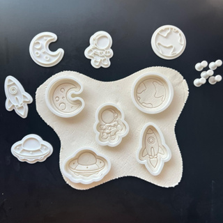 KIT 5 Cortador Biscoito e Carimbo Forma ASTRONAUTA/ESPAÇO Aprox 6cm Com Puxador em Oferta na Shopee