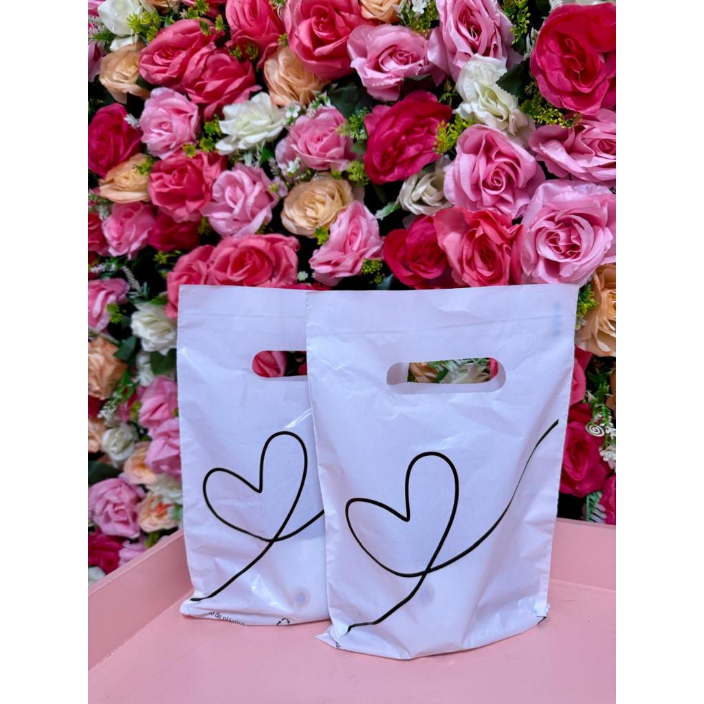 Sacolas Plasticas Para Loja 20x30, boca de palhaço/alça vazada na cor BRANCA  Kit com 100 unid