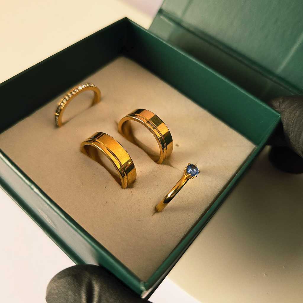 Par de alianças 6mm lisa friso banhada a ouro 18k + Gravação + Anel solitário colorido e aparador COD-200