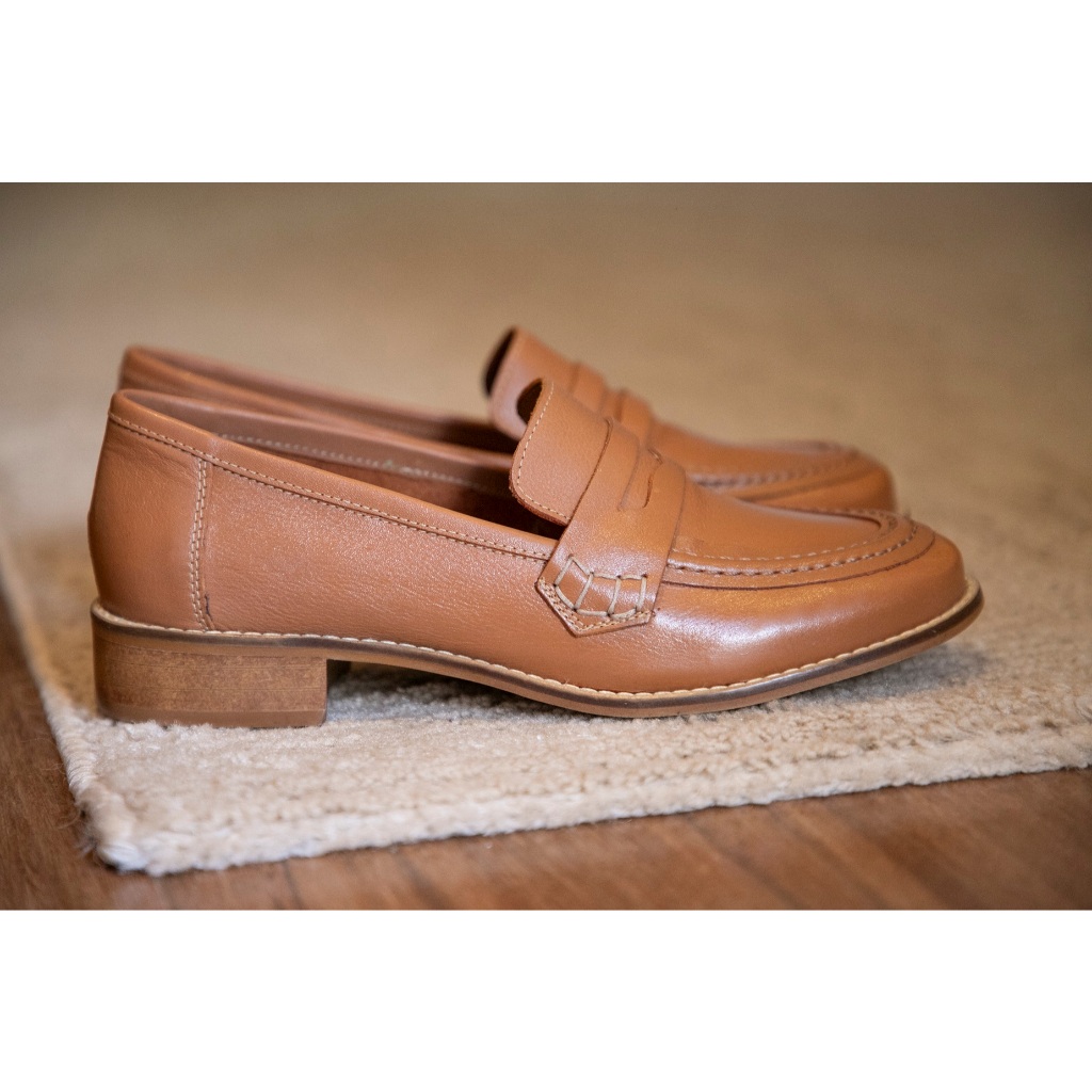 Mocassim Casual Feminino Couro Legitimo Confortável cor Caramelo e Prata Velha com Gravata Social