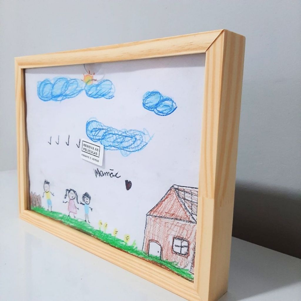 Quadro Infantil Para Guardar Desenhos A4 – Madeira Caixa Alta com Proteção Acrílica