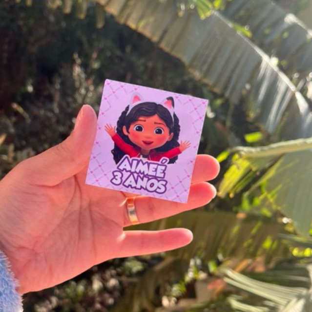 ADESIVO 6x6 CASA MÁGICA DA GABBY PERSONALIZADO LEMBRANCINHA ANIVERSÁRIO FESTA INFANTIL