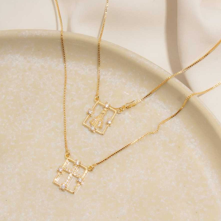 Escapulário Feminino Nossa Senhora Aparecida e Cruz Cravejada Banhado a Ouro 18K