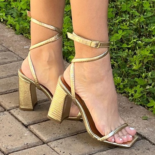 Sandália Feminina Dourada Salto Detalhado Bloco 9 Cm Sapato Feminino em Oferta na Shopee