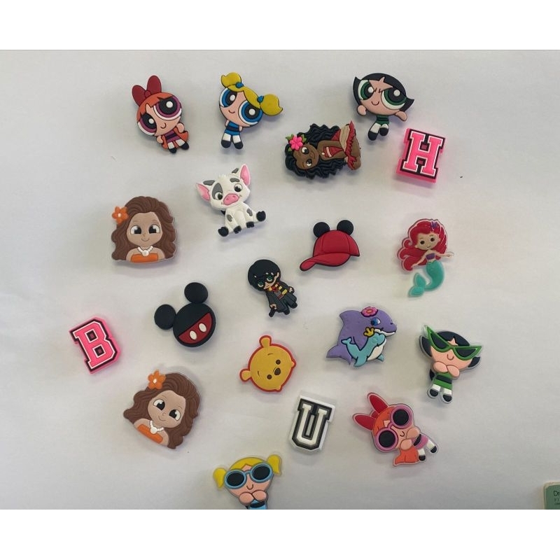 Kit 8 Pins Bottons Enfeites Para Crocs Babuche Lilo Stitch Cor Stitch, Avengers,  Looney Tunes, Hello Kitty, Kuromi,