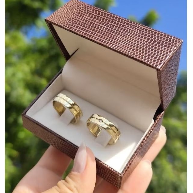 Par de Alianças 6mm Moeda Antiga Friso e Pedra Cor idêntico ao ouro 18k com Gravação + Caixinha