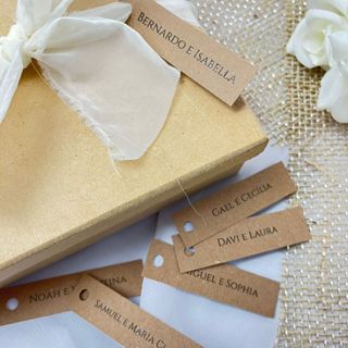 Tags de nomes kraft personalizadas com furo tam 2x7cm - tag nomes personalizada em Oferta na Shopee