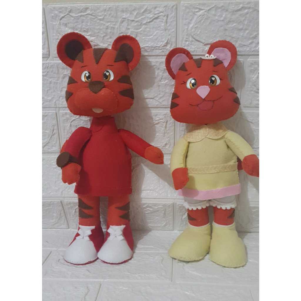 Boneca Daniel Tigre e Irmã Margaret em feltro 39 cm Dois Bonecos em feltro