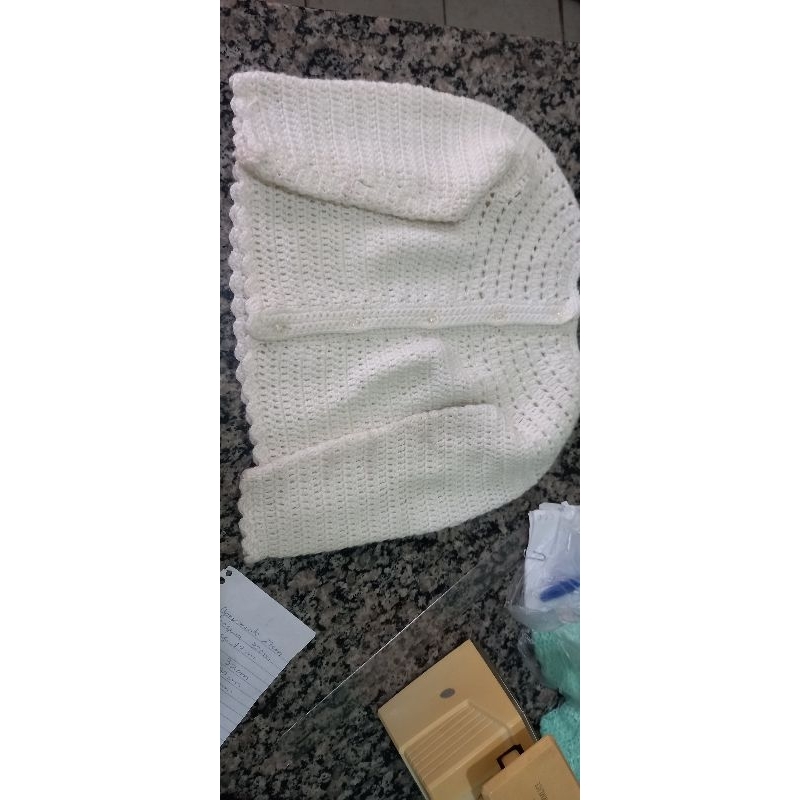 Casaquinho Creme Bebê feito à mão em crochê antialérgico. 1 a 2 anos